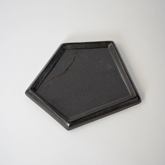 お皿も抜かりありません...!台座的な造形ですね