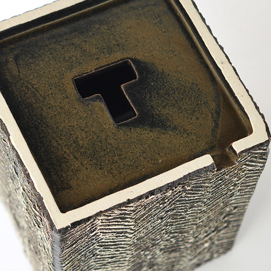 お馴染みのTの底穴、<br>水抜き穴もデザインと機能を兼ねています