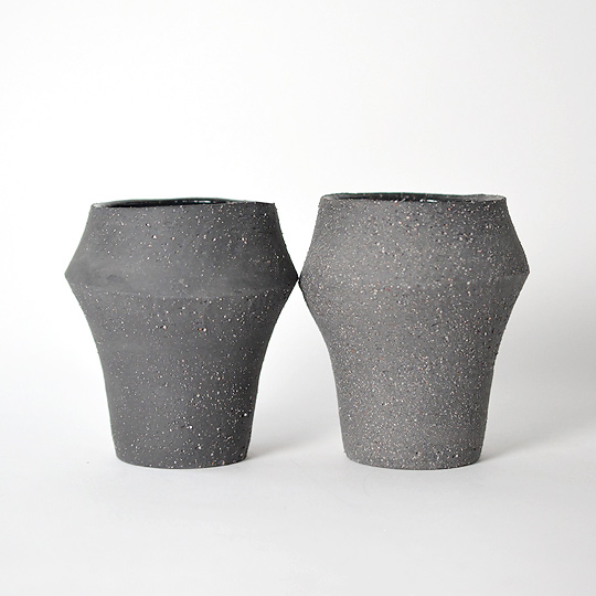 焼き物の特性上、表面処理や雰囲気など個体差があります。<br>また、鉢の指定はお受け出来かねます。ご了承ください