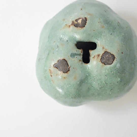 小さめの浅鉢に大きめの底穴、乾きが早いので注意してください