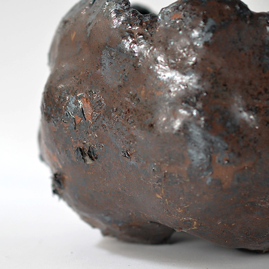 薄っすらと見える金属のような質感も見どころです