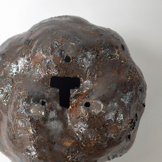 丸穴も開いている底面