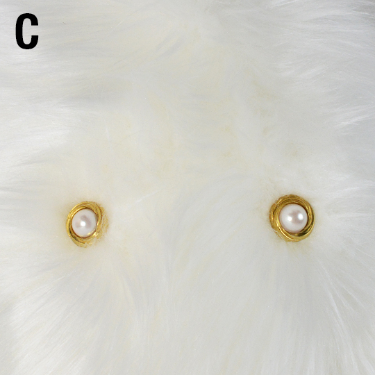 【C】金色の枠に大きなパールが埋め込まれたボタン