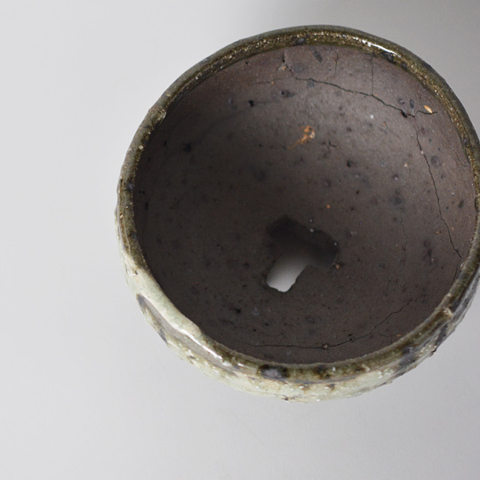 中は焼締められた陶土を見ることができます