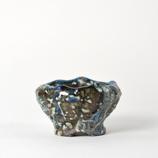 線紋黒石釉鉢の一点ものとなる作品