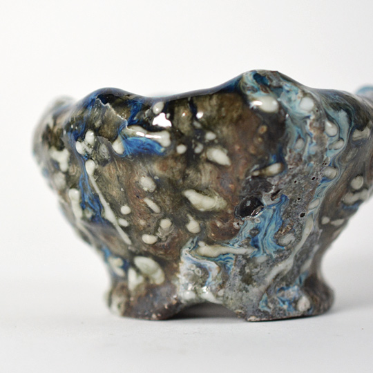 様々な色が溶け合う釉薬