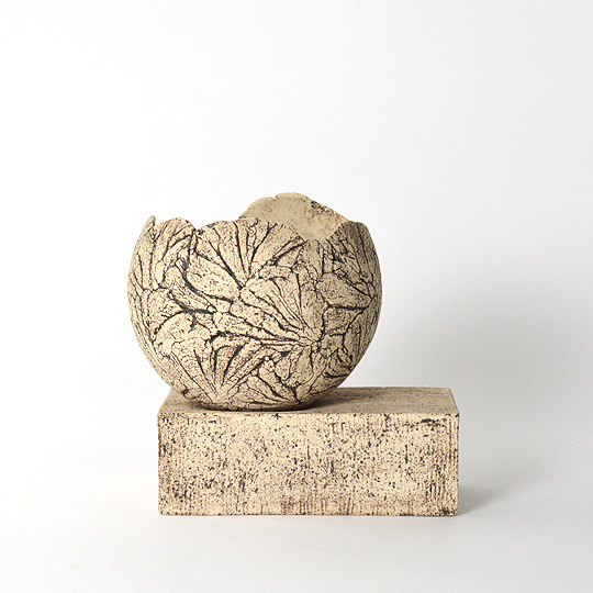 真球を削って作ったような、素晴らしい造形のハンドメイドポット