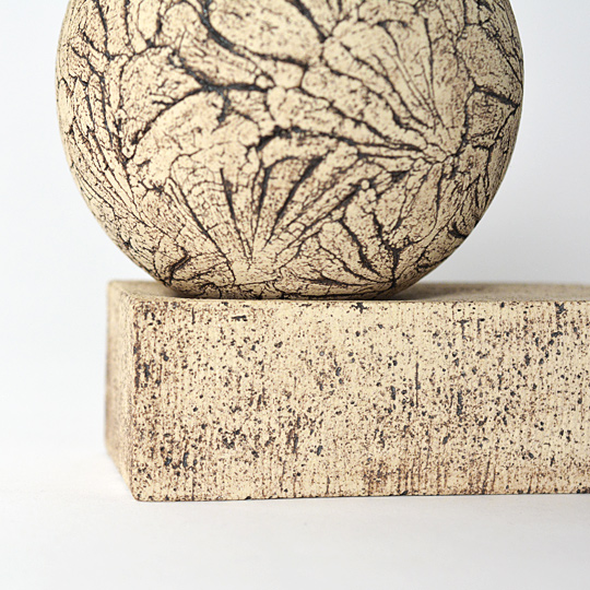 植木鉢とそれを受け止める受皿。形状の対比が面白いです