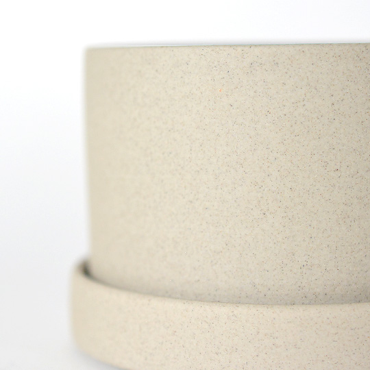 表面はざらつきのあるマットな質感