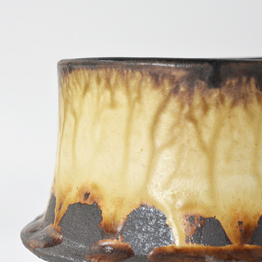 うっすら見える釉薬の流れた跡が葉脈のよう