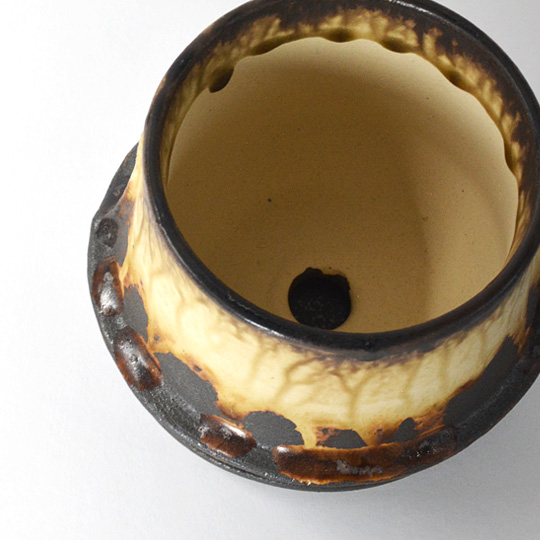 内側も上部分まで施釉されています