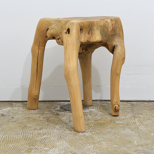 有機的な造形の大きめなスツール