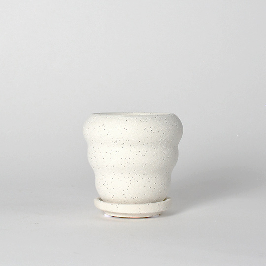 小さめで可愛らしい形状の植木鉢