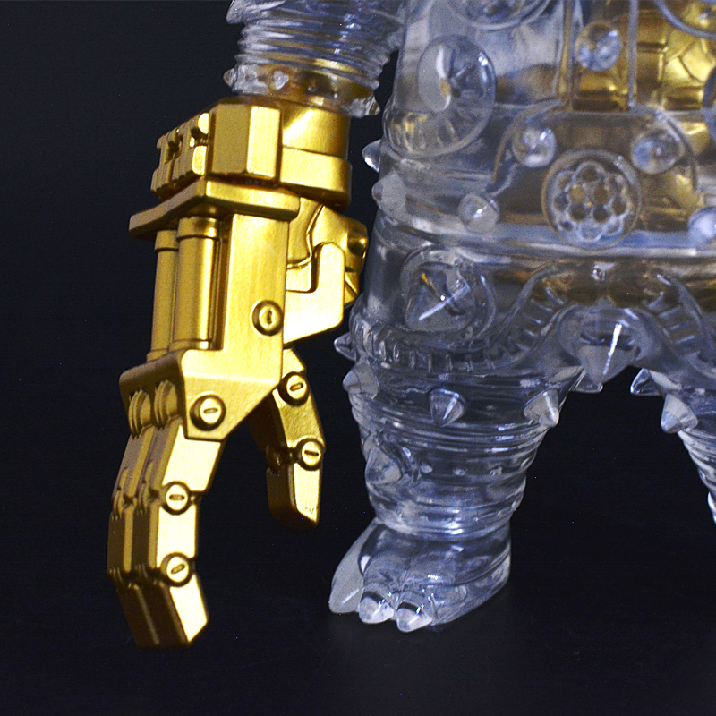 右腕のパワーハンドがギラッと光る