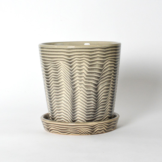 特徴的な波形が施された植木鉢