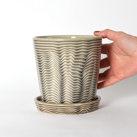 グリーンとよく馴染む色合いです