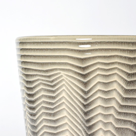 凹凸感のある波形に細かな貫入と艶のある手触り