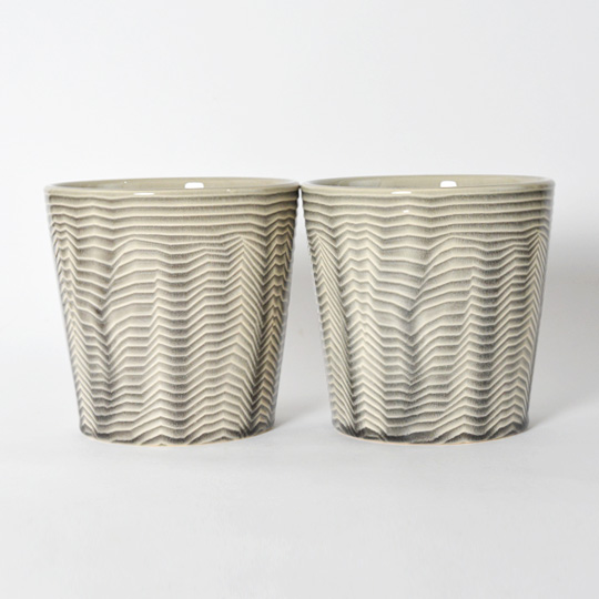 色味の雰囲気など個体差があります。 <br>また、鉢の指定はお受け出来かねます。ご了承ください