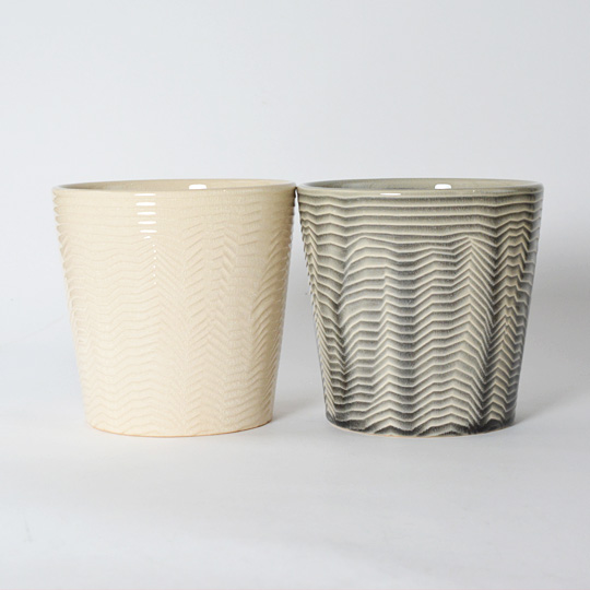 右側がブラック、左側がホワイト。<br>色違いで組み合わせるのもいいですね!