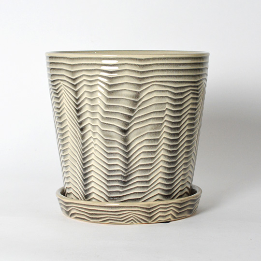 特徴的な波形が施された植木鉢