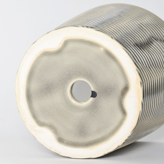 底穴も開いています貫入の入った受皿