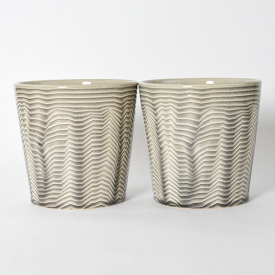 色味の雰囲気など個体差があります。 <br>また、鉢の指定はお受け出来かねます。ご了承ください