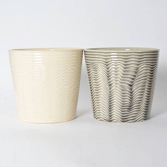 右側がブラック、左側がホワイト。<br>色違いで組み合わせるのもいいですね!