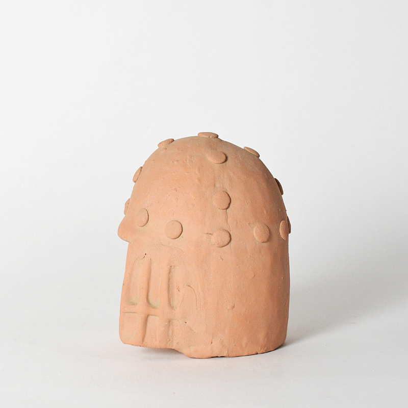 兜のドットも手作業でつけられています