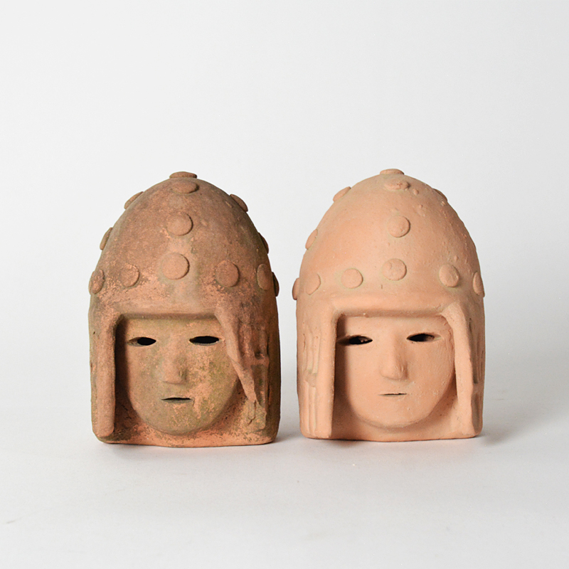 左が雨ざらしで苔むした状態です、エイジングも楽しめます