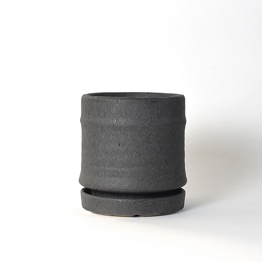 柔らかなフォルムが和モダンな雰囲気の植木鉢